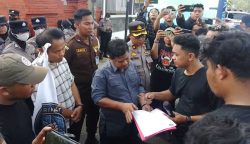 Sejumlah elemen mahasiswa dan masyarakat sipil menggelar aksi unjuk rasa di depan kantor Kejari Kabupaten Cirebon