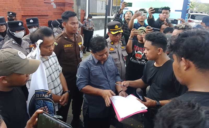 Ironi di Kejari Kabupaten Cirebon, Teken Komitmen Berantas Korupsi, Tapi Tertutup pada Pers
