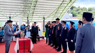Bupati Mamasa Welem Sambolangi, melantik delapan orang Pejabat Stuktural Pimpinan Tinggi Pratama lingkup Pemerintah Daerah( Pemda) Mamasa, di Tribun Kondosapata.