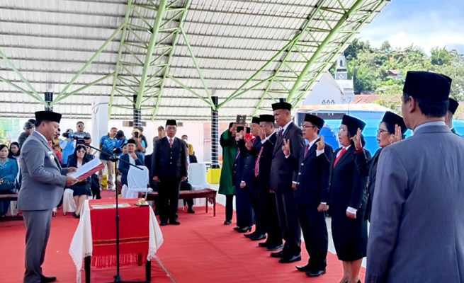 Bupati Mamasa Welem Sambolangi, melantik delapan orang Pejabat Stuktural Pimpinan Tinggi Pratama lingkup Pemerintah Daerah( Pemda) Mamasa, di Tribun Kondosapata.
