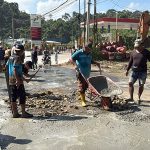 Warga Loa Kulu Kutai Kartanegara Patungan Benahi Jalan Provinsi Demi Menjaga Marwah Kaltim
