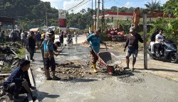 Warga Loa Kulu Kutai Kartanegara Patungan Benahi Jalan Provinsi Demi Menjaga Marwah Kaltim