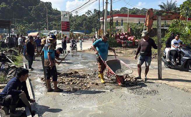 Warga Loa Kulu Kutai Kartanegara Patungan Benahi Jalan Provinsi Demi Menjaga Marwah Kaltim