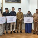 Bupati Aceh Barat Tarmizi S.P, M.M Didampingi Kepala BPJS Ketenagakerjaan Cabang Meulaboh Memberikan Secara Simbolis Kepada Ahli Wars Penerima Manfaat Santunan Kematian Dan Beasiswa. [Foto :Ist]