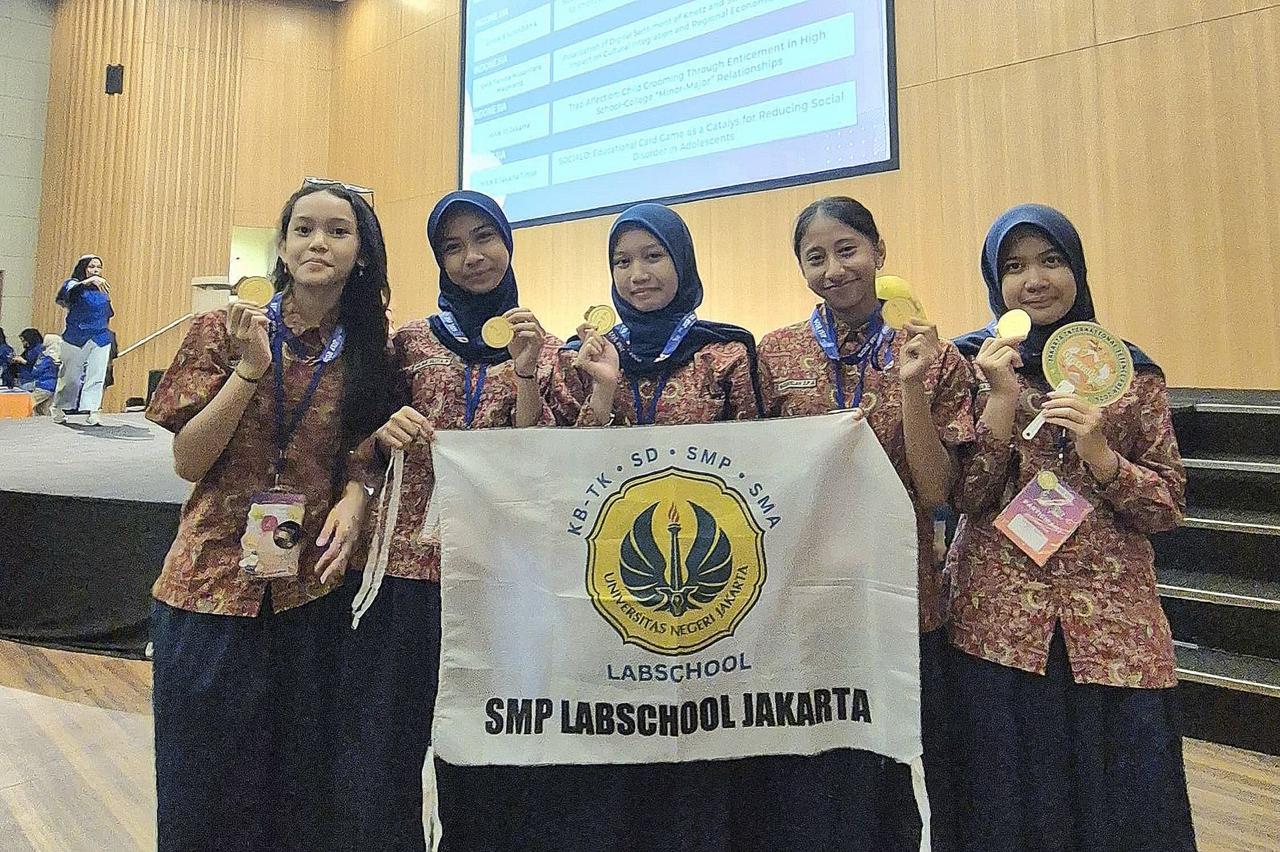 Keren, Tim Riset SMP Labschool Jakarta Berhasil Raih Medali Emas di JISF