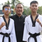 Bupati Luwu Timur, Irwan Bachry Syam bersama dua atlet Taekwondo Luwu Timur. (FT: Kominfo Lutim)