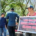 Warga Bireuen Bawa Spanduk 'Cukup Sudah Kami Menderita' Saat Demo