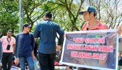 Warga Bireuen Bawa Spanduk 'Cukup Sudah Kami Menderita' Saat Demo
