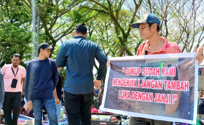 Warga Bireuen Bawa Spanduk 'Cukup Sudah Kami Menderita' Saat Demo