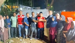 Aksi Nyata Ketua PMI Bireuen di Tenda Pengungsian