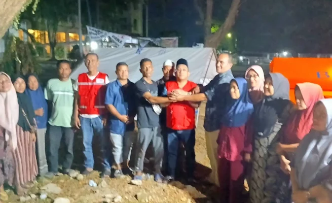 Aksi Nyata Ketua PMI Bireuen di Tenda Pengungsian