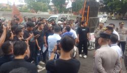 mahasiswa demo bupati cirebon
