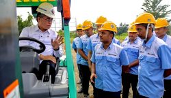 Menteri Tenaga Kerja, Yassierli saat meninjau pelaksanaan Pelatihan Vokasi Nasional (PVN) 2026 di BBPVP Medan, Selasa (21/4/2026).