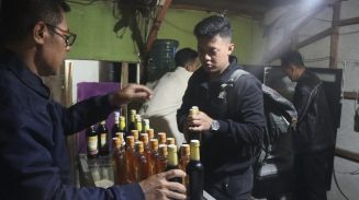 Polisi Majalengka menyita sejumlah minuman keras dalam razia yang digelar, Sabtu Malam (18/04/2026). (FT:Mu'min/teraskata)