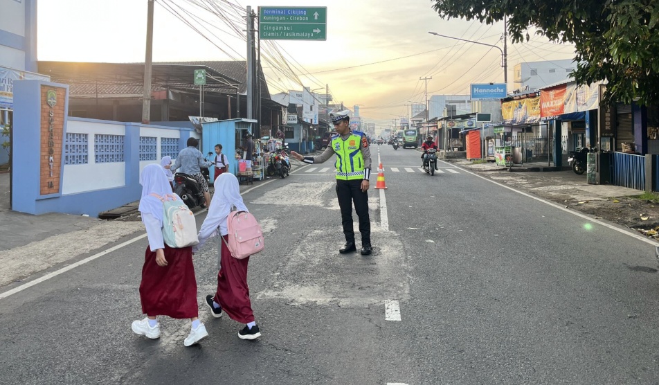 Senyum dan Pengabdian, Cara Polsek Cikijing Jaga Generasi Penerus Bangsa di Jalan Raya