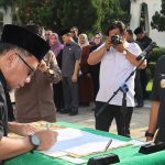 Wali Kota Cirebon melantik 16 Kepala Sekolah.