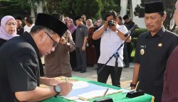 Wali Kota Cirebon melantik 16 Kepala Sekolah.