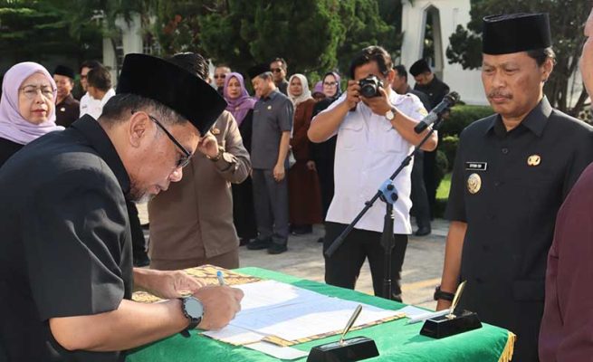 Wali Kota Cirebon melantik 16 Kepala Sekolah.