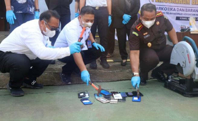 Kejari Cirebon Musnahkan Barang Bukti 180 Perkara