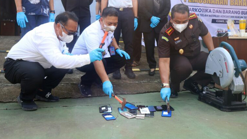 Kejari Cirebon Musnahkan Barang Bukti 180 Perkara, Sabu hingga 191 Ribu Obat Ilegal Dimusnahkan