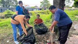 Kegiatan kerja bakti pembersihan Sungai Sukalila Pemkot Cirebon bersama Persekutuan Gereja-Gereja di Indonesia Setempat (PGIS) Cirebon, Sabtu (02/05/2026). -ft:mu'min/teraskata-