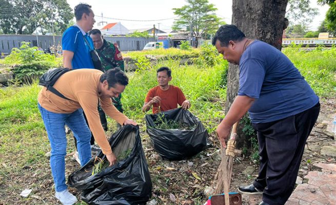 Kegiatan kerja bakti pembersihan Sungai Sukalila Pemkot Cirebon bersama Persekutuan Gereja-Gereja di Indonesia Setempat (PGIS) Cirebon, Sabtu (02/05/2026). -ft:mu'min/teraskata-