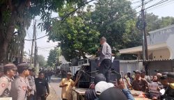 Warga Desa Sutawinangun Demo
