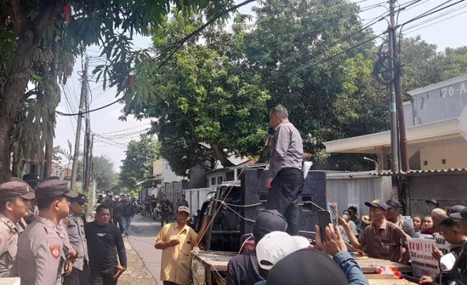 Warga Desa Sutawinangun Demo