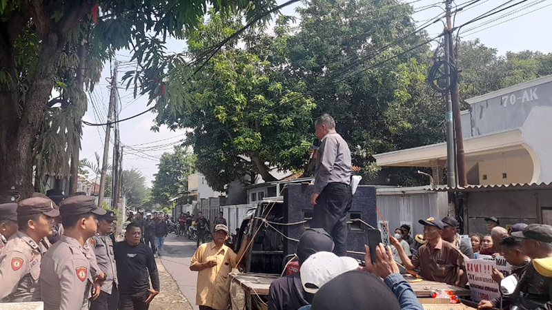 Warga Desa Sutawinangun Demo Kades, Tuntut Transparansi APBDes 2020–2025