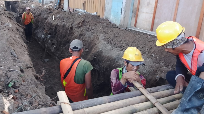 Upah Rp110 Ribu per Hari, Pekerja Drainase di Weru Tetap Profesional Meski Minim Perlindungan