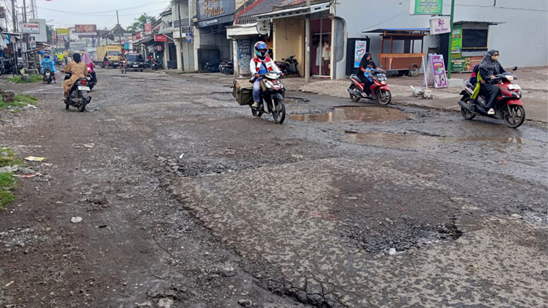 Banyak Jalan Rusak di Karangsembung, LSM Kompak Korbasis Nilai Pemkab Cirebon Gagal